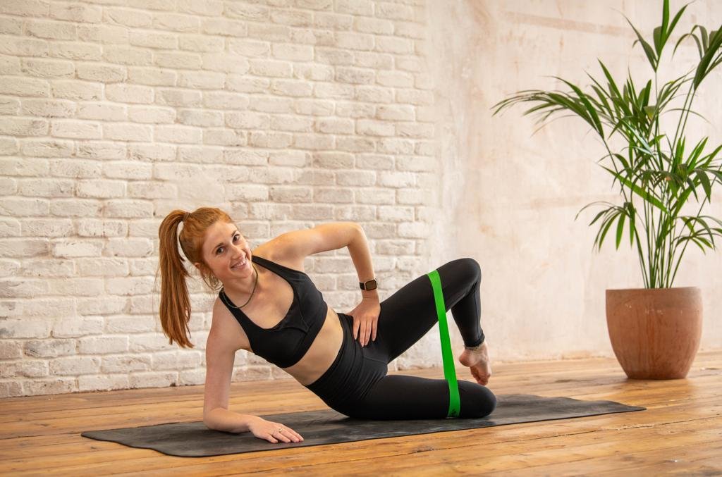 Glutes strength exericse with a resistance band